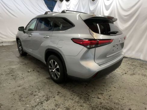 Used 2022 Toyota Highlander XLE AWD/4WD image 8