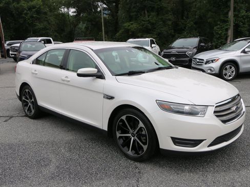 Used 2014 Ford Taurus SEL w/ Equipment Group 201A FWD image 10