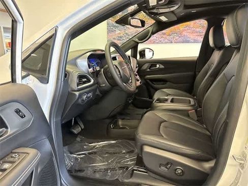 New 2025 Chrysler Pacifica Select w/ Uconnect Theater Family Group image 10