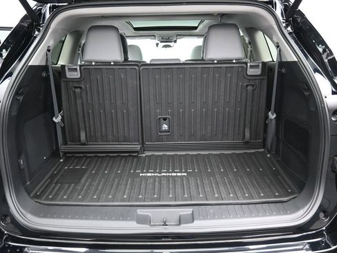 Certified 2025 Toyota Highlander Platinum AWD/4WD image 33