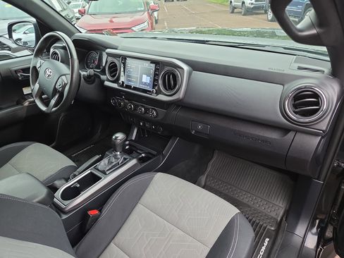 Certified 2020 Toyota Tacoma TRD Off-Road AWD/4WD image 17