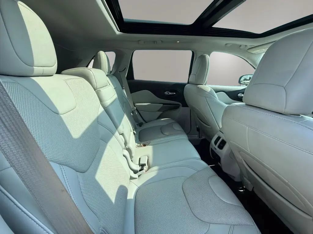 Used 2019 Jeep Cherokee Limited w/ Luxury Group AWD/4WD image 17