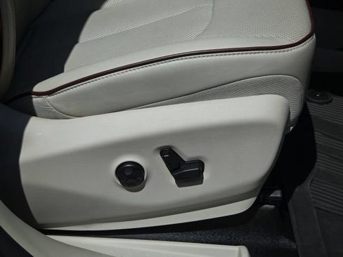 Used 2017 Chrysler Pacifica Limited w/ UConnect Theater Package FWD image 27