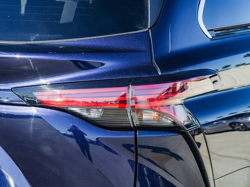 Used 2023 Toyota Sienna Limited image 8