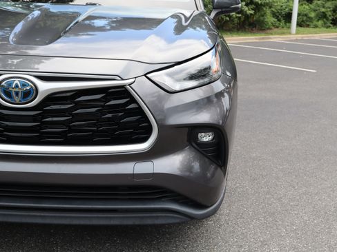 Used 2021 Toyota Highlander XLE AWD/4WD image 22
