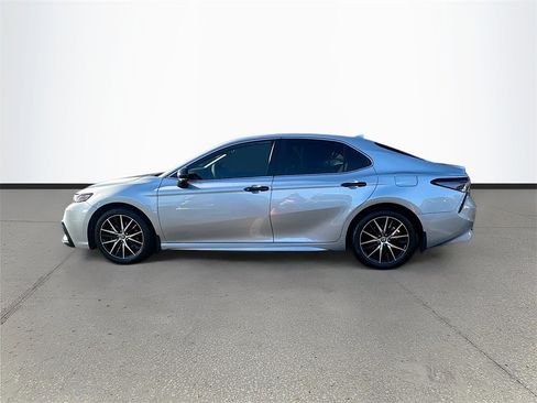 Used 2024 Toyota Camry SE image 4