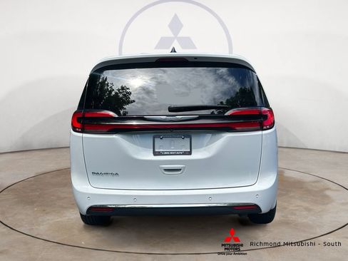Used 2023 Chrysler Pacifica Touring-L FWD image 4
