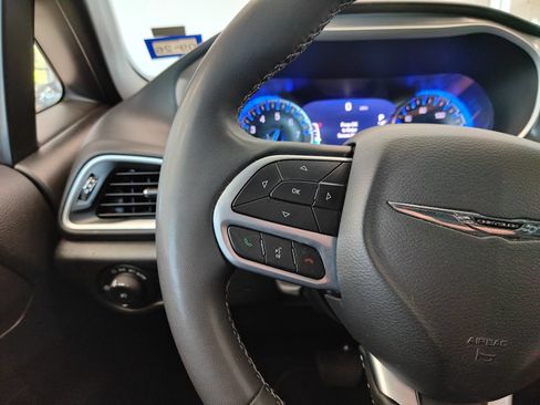 Used 2025 Chrysler Pacifica Select FWD image 19