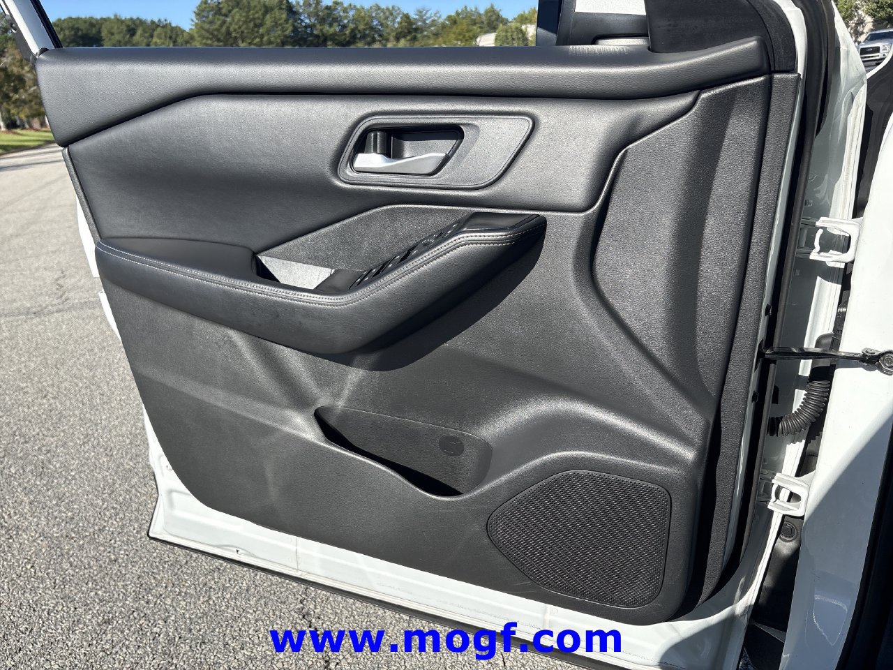 Used 2025 Nissan Rogue SV AWD/4WD image 13