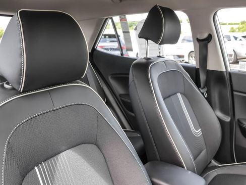 Certified 2025 Hyundai Venue Limited FWD image 38