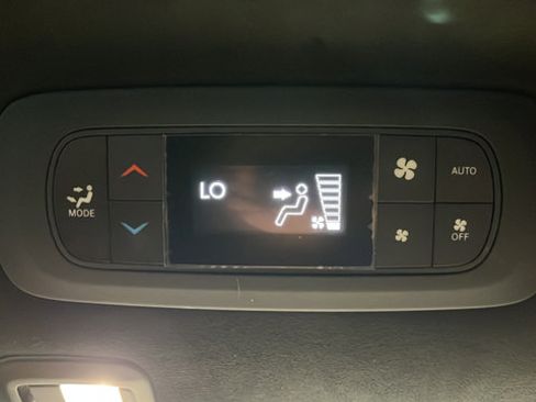 Used 2023 Chrysler Pacifica Pinnacle FWD image 38