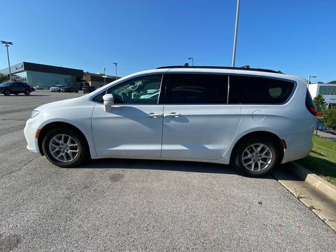 Used 2022 Chrysler Pacifica Touring-L FWD image 4