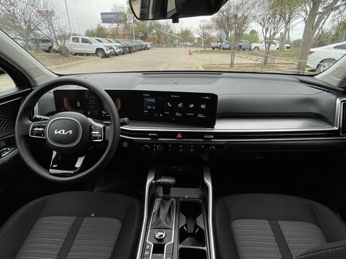 Used 2025 Kia Sorento LX image 10