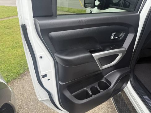 Used 2019 Nissan Titan SV w/ SV Convenience Package AWD/4WD image 13