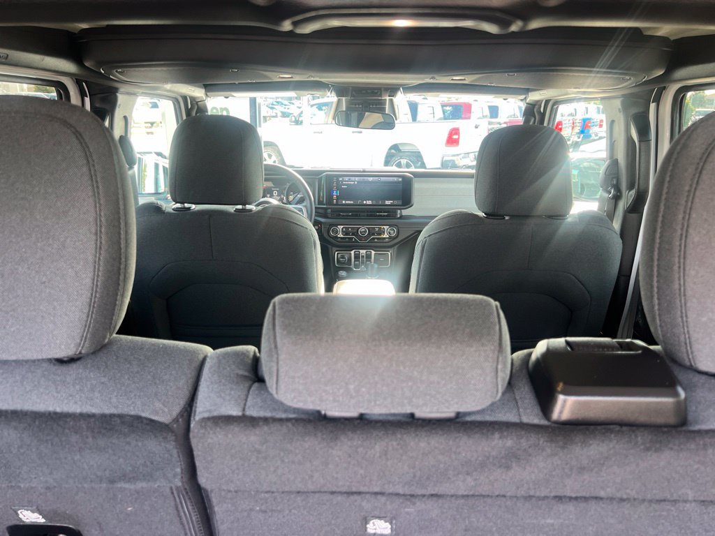 Used 2025 Jeep Wrangler Unlimited Sahara AWD/4WD image 36