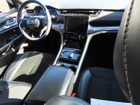 Used 2023 Jeep Grand Cherokee L Laredo image 17