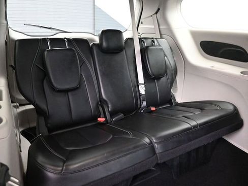 Used 2024 Chrysler Pacifica Touring-L FWD image 14
