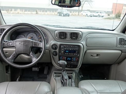 Used 2002 Chevrolet TrailBlazer LT w/ Preferred Equipment Group AWD/4WD image 3