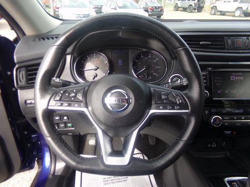 Used 2018 Nissan Rogue SV w/ Premium Package image 23