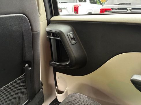 Used 2019 Dodge Grand Caravan SE FWD image 20