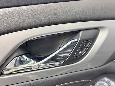 Used 2019 Chevrolet Traverse LT w/ LT Premium Package FWD image 9