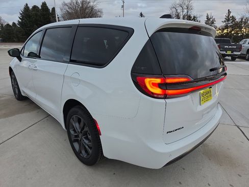 New 2026 Chrysler Pacifica Select image 7