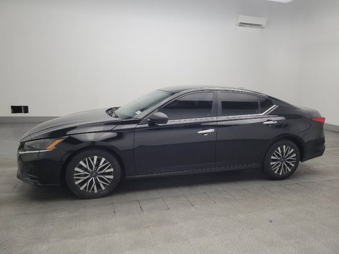Used 2024 Nissan Altima 2.5 SV FWD image 2