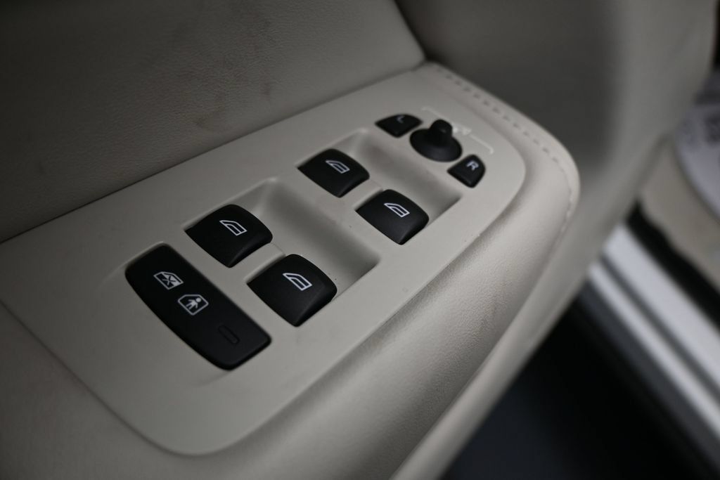 Used 2023 Volvo XC60 B5 Plus FWD image 11