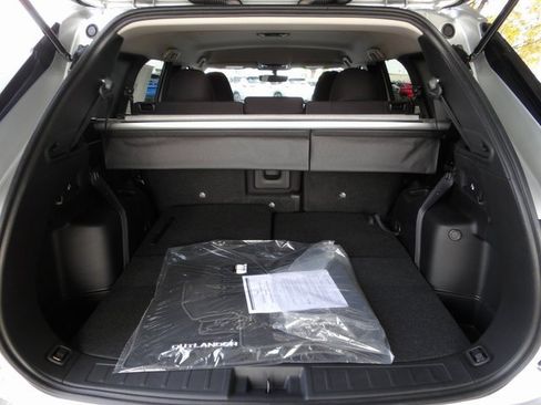 New 2025 Mitsubishi Outlander ES image 9