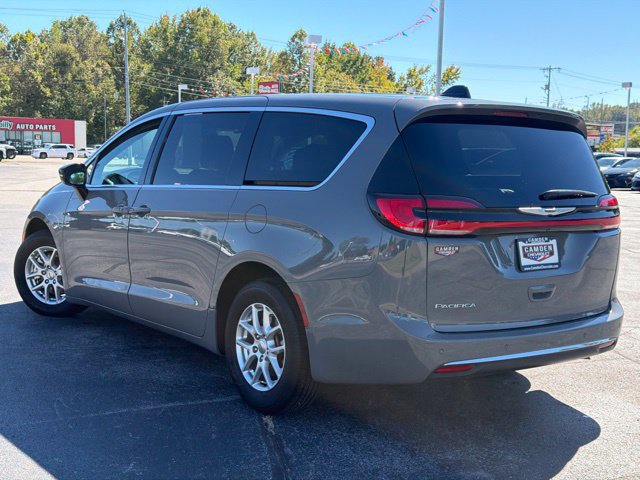 Used 2025 Chrysler Pacifica Select FWD image 3