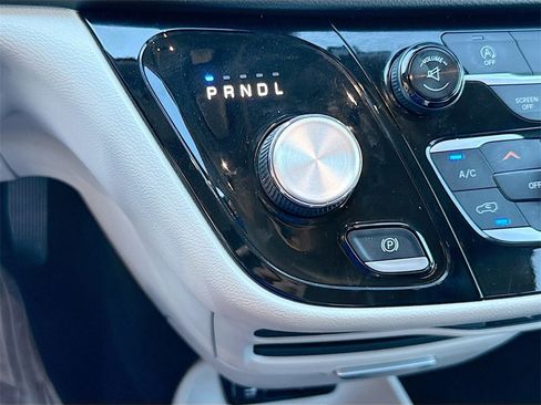 Used 2017 Chrysler Pacifica Touring-L image 17