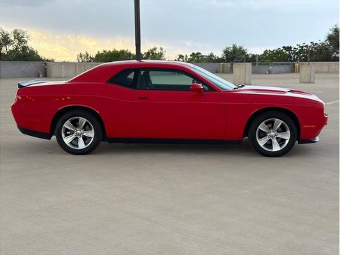 Used 2016 Dodge Challenger SXT RWD image 9