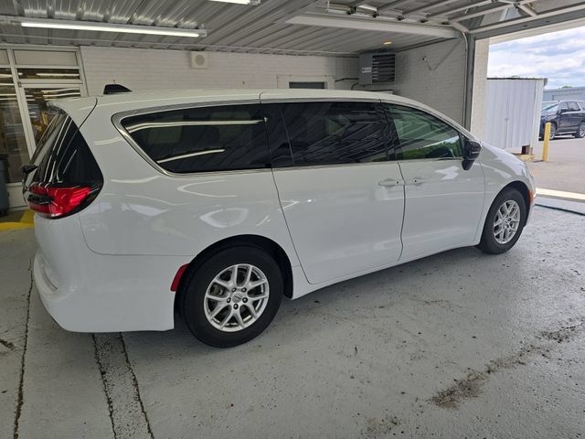 Used 2024 Chrysler Pacifica Touring-L FWD image 6