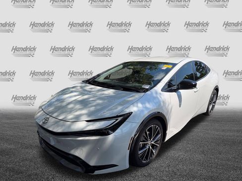 Used 2024 Toyota Prius XLE FWD image 5