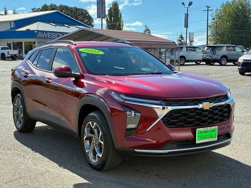 Used 2025 Chevrolet Trax LT w/ Driver Confidence Package FWD image 3