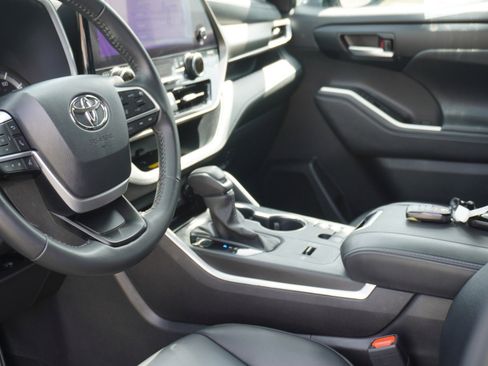 Used 2024 Toyota Highlander XLE image 24