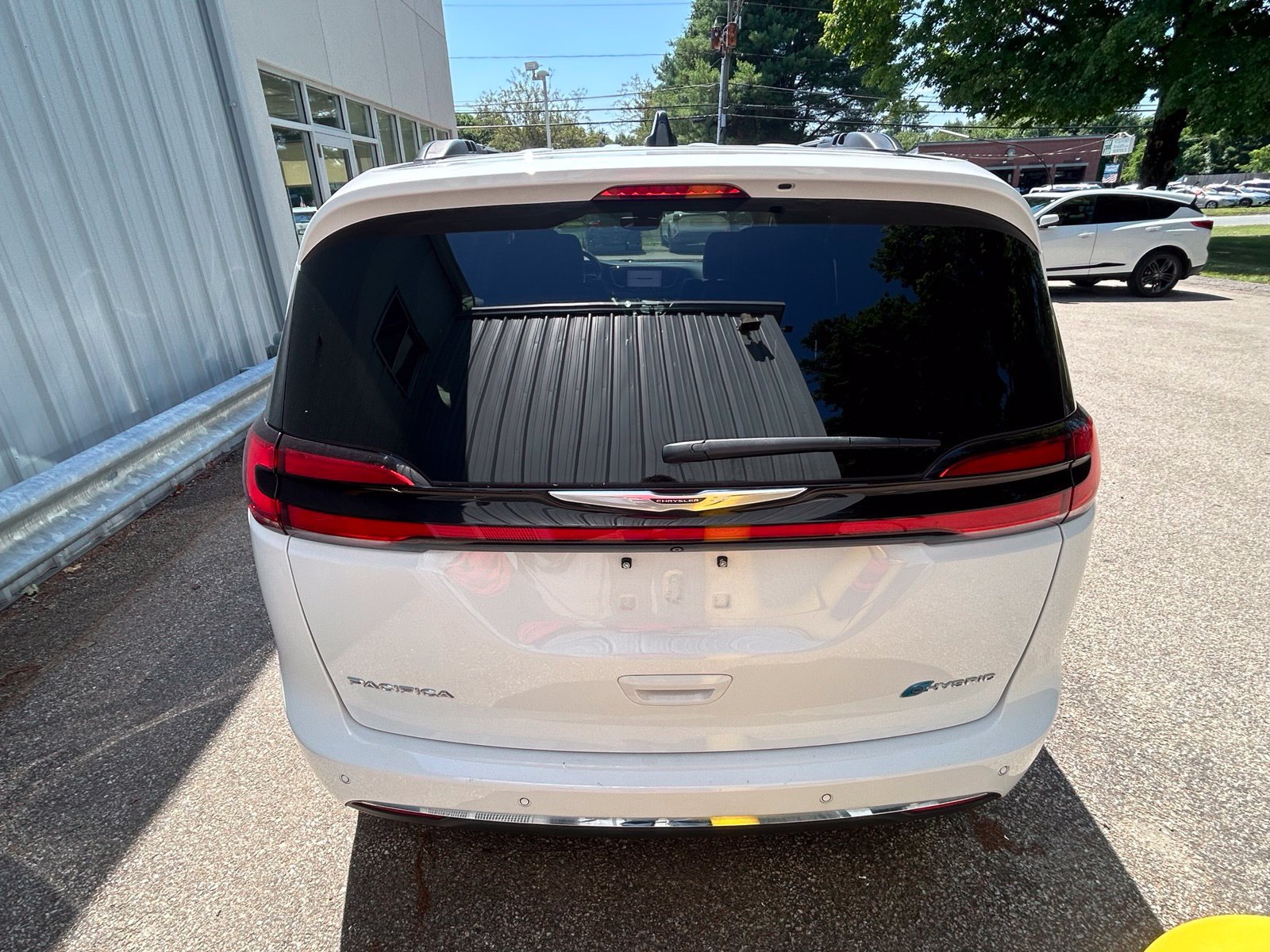 Used 2023 Chrysler Pacifica Limited w/ Uconnect Theater Family Group FWD image 6