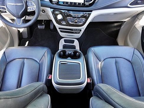 Used 2022 Chrysler Pacifica Touring-L FWD image 21