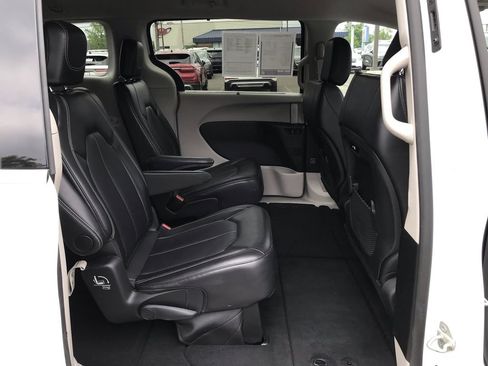 Used 2024 Chrysler Pacifica Touring-L FWD image 14