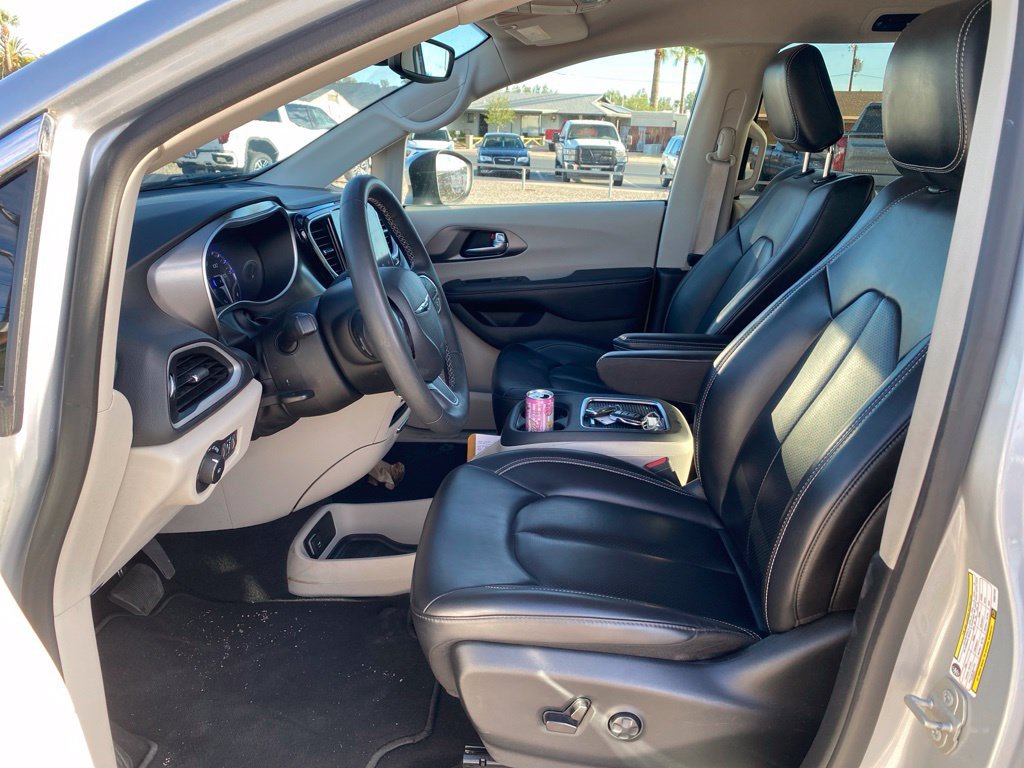 Used 2023 Chrysler Pacifica Touring-L FWD image 7