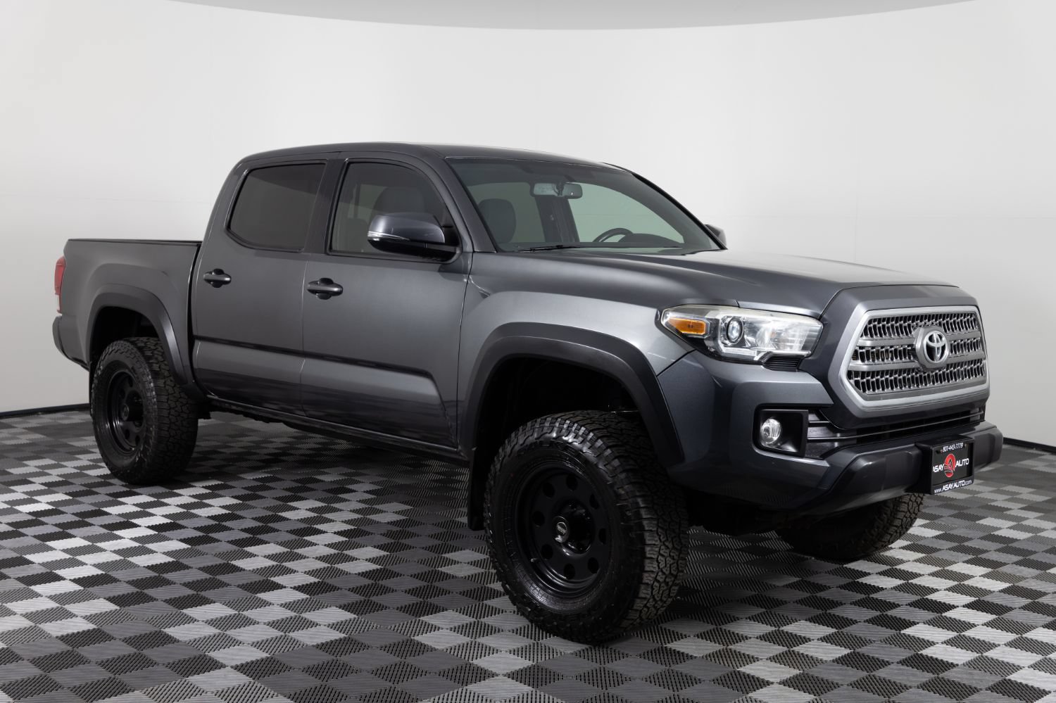 Used 2017 Toyota Tacoma TRD Off-Road w/ Premium & Technology Package AWD/4WD image 10