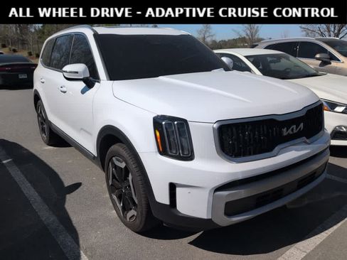 Used 2024 Kia Telluride EX w/ EX Captain's Chair Package image 2