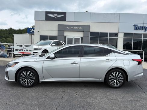 Used 2024 Nissan Altima 2.5 SV w/ SV Premium Package FWD image 4
