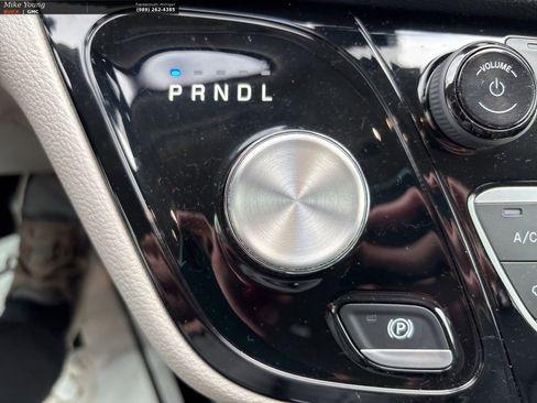 Used 2023 Chrysler Pacifica Touring-L image 32