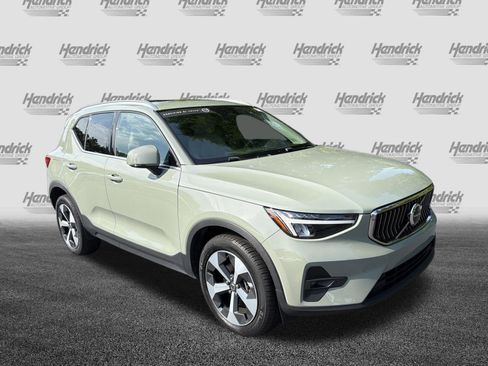 Certified 2023 Volvo XC40 B5 Plus AWD/4WD image 2