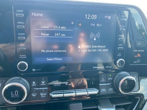 Used 2022 Toyota Highlander XLE AWD/4WD image 10