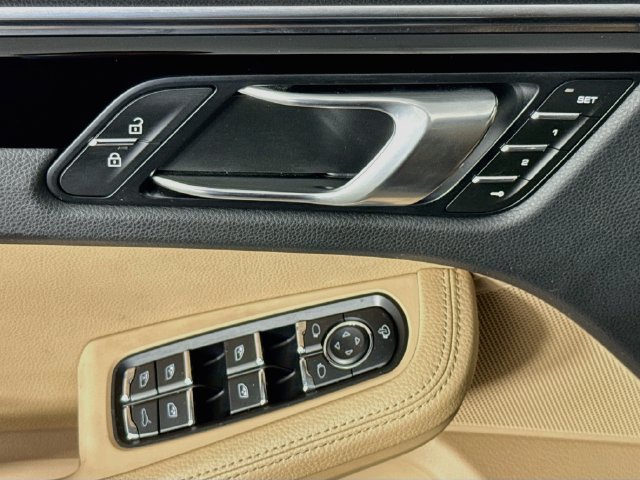 Used 2023 Porsche Macan AWD/4WD image 19