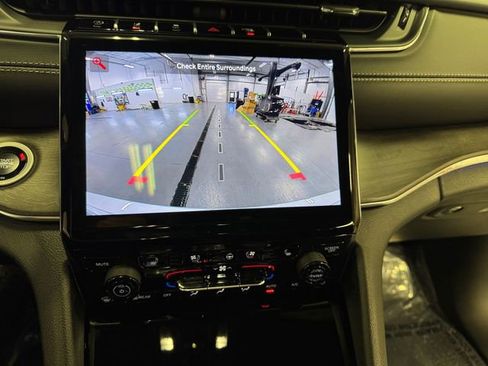 New 2025 Jeep Grand Cherokee Overland w/ Luxury Tech Group IV AWD/4WD image 22