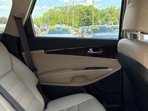 Used 2017 Kia Sorento EX image 12