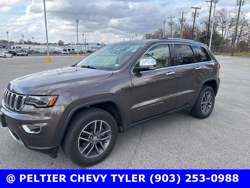 Used 2017 Jeep Grand Cherokee Limited w/ Luxury Group II image 3